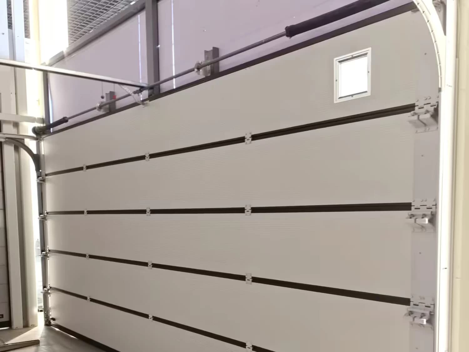 Hinges and reinforcement on a sectional door